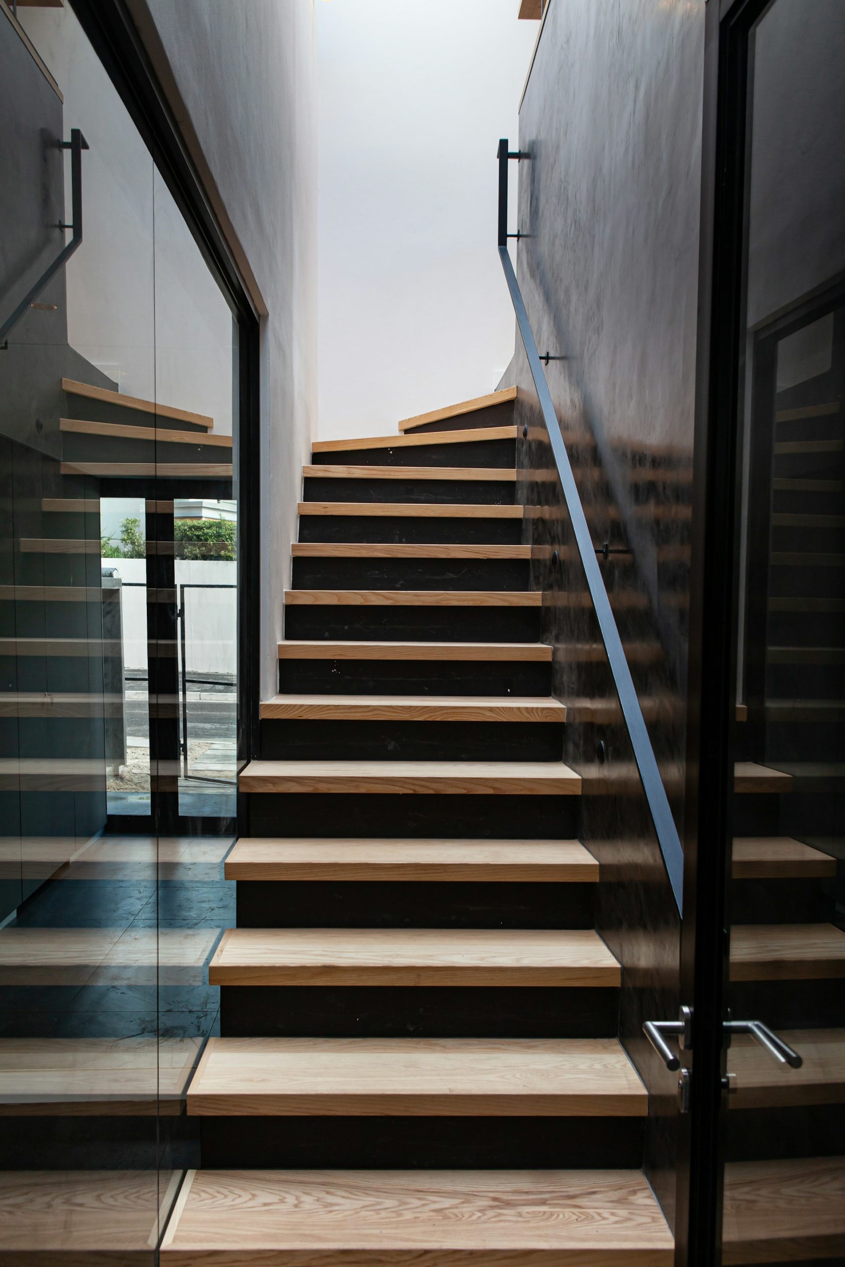 jessica-hearn-4w1-fhuBO00-unsplash Railing Installation